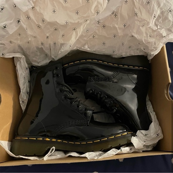 Dr. Martens 1460 WOMEN'S PATENT LEATHER LACE UP BOOTS - Picture 4 of 8